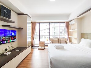 Studio | Een minibar, een strijkplank/strijkijzer