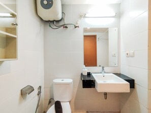 Studio | Badkamer | Een douche, handdoeken