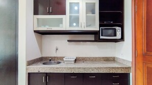 Studio | Dapur pribadi | Microwave, kompor, dan ketel listrik
