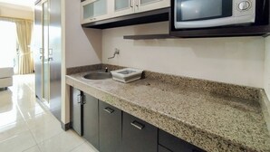 Studio | Dapur pribadi | Microwave, kompor, dan ketel listrik