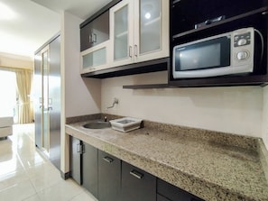 Studio | Private kitchen - Strategic And Comfortable Studio Room At Galeri Ciumbuleuit 1 Apartment (Bandung)