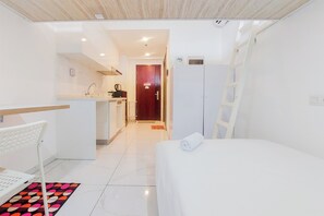 Free WiFi - Well Furnished And Comfy Studio Sky House Alam Sutera Apartment (Tangerang)