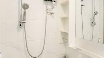 Studio | Badkamer | Een douche, handdoeken