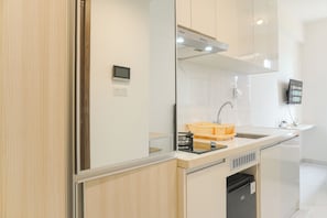Private kitchen - Furnished And Cozy Studio Sky House Alam Sutera Apartment (Tangerang)