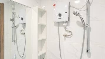 Estudio | Baño | Regadera y toallas