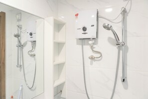 Studio | Bathroom | Shower, towels - Furnished And Cozy Studio Sky House Alam Sutera Apartment (Tangerang)