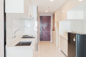 Private kitchen - Homey 3Br Sky House Bsd Apartment Next To Aeon Mall (Pagedangan)