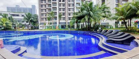 Una piscina al aire libre