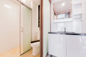 อพาร์ทเมนท์ | ห้องน้ำ | ฝักบัว, ผ้าเช็ดตัว, กระดาษชำระ