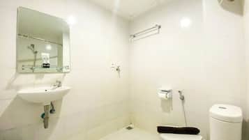 Studio | Bathroom | Shower, towels