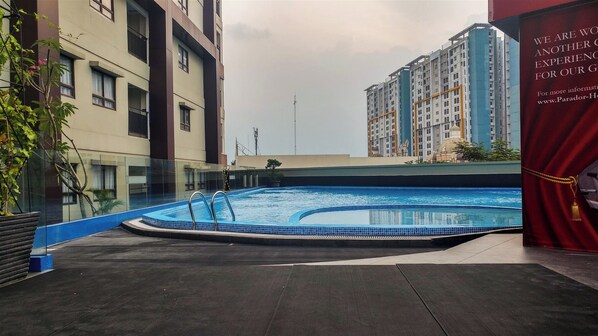 Una piscina al aire libre