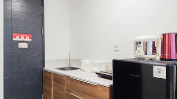 Refrigerador con freezer, placa de cocina, tetera/pava eléctrica