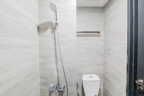 Studio | Bathroom | Shower, towels