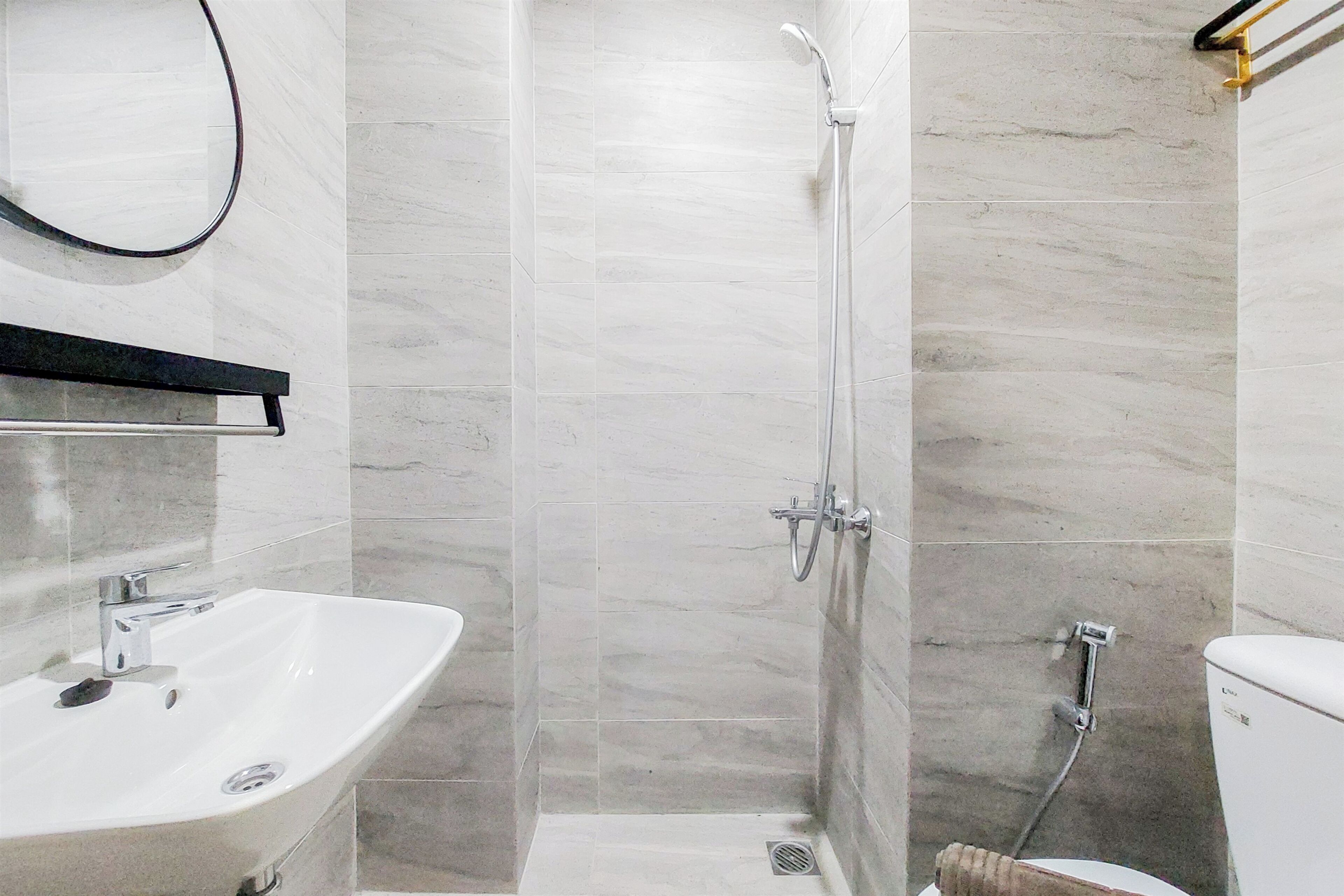 Studio | Kamar mandi | Shower dan handuk