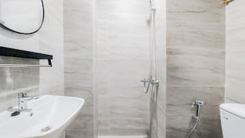 Studio | Kamar mandi | Shower dan handuk