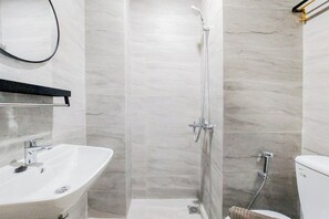 Bathroom - Modern Look Studio Room Collins Boulevard Apartment (Tangerang)