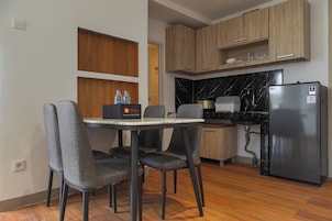 Monolocale | Cucina privata | Frigorifero con congelatore, piano cottura, bollitore elettrico