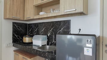 Studio | Dapur pribadi | Lemari es besar, kompor, dan ketel listrik