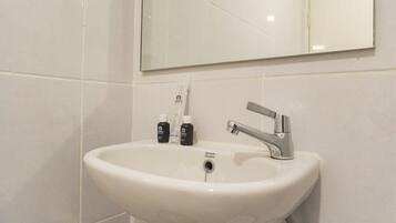 Estudio | Baño | Regadera y toallas