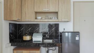 Studio | Private kitchen | Full-size fridge, stovetop, electric kettle