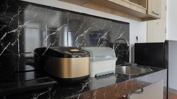 Studio | Dapur pribadi | Lemari es besar, kompor, dan ketel listrik
