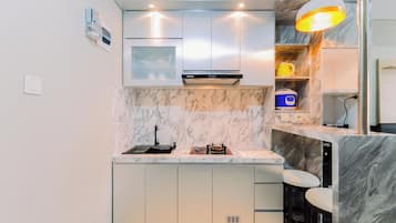 Apartamento | Cocina privada | Frigorífico grande, placa de cocina y hervidor eléctrico