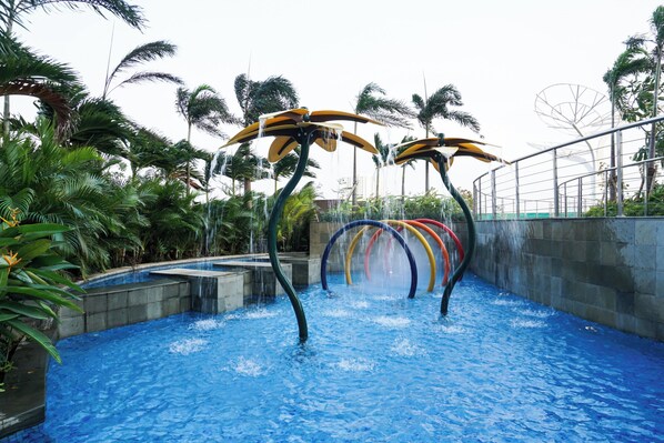 Outdoor pool - Good Choice And Best Location Studio West Vista Apartment (Jakarta)