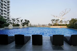 Una piscina al aire libre