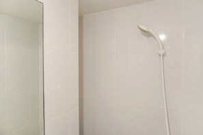 Studio | Bathroom | Shower, towels