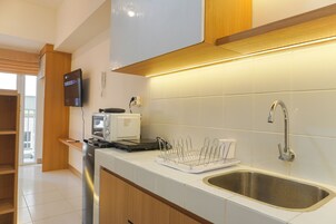 开间 | 私人厨房 | 大冰箱、微波炉、炉灶、电热水壶