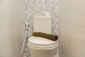 Studio | Bathroom | Shower, towels - Good Choice And Simply Studio Tokyo Riverside Pik 2 Apartment (Teluknaga)