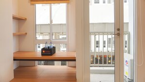 Ein Zimmer mit einer hölzernen Bank, einer Wasserflasche und einem Tablett mit einer Wasserflasche und einem Tablett.