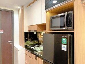 Studio | Private kitchen | Full-size fridge, microwave, stovetop, electric kettle