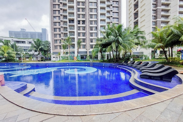 Outdoor pool - Comfy 3Br Sky House Bsd Apartment (Pagedangan)
