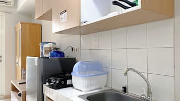 Studio | Private kitchen | Full-size fridge, stovetop