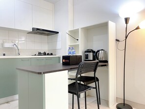 Apartamento | Cocina privada | Frigorífico grande, placa de cocina y hervidor eléctrico
