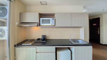 Studio | Cuisine privée | Micro-ondes, plaque de cuisson, bouilloire électrique