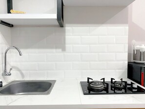 Full-sized fridge, stovetop, electric kettle