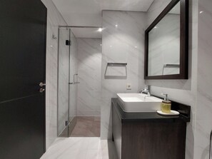 Appartement | Salle de bain | Douche, serviettes fournies