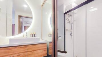 Apartment | Bathroom | Shower, towels