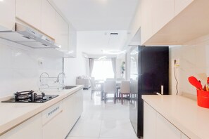 Private kitchen - Spacious And Homey Living 3Br At Sky House Bsd Apartment (Pagedangan)