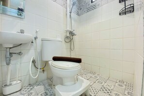 A bathroom with a toilet, sink, and shower. - Modern And Homey 1Br At Kebagusan City Apartment (Jakarta)