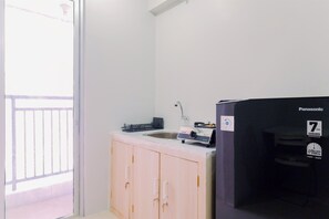 Private kitchen - Good Deal And Restful Studio Bassura City Apartment (Jakarta)