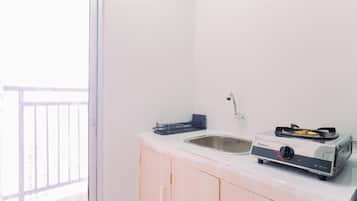Studio | Dapur pribadi | Lemari es besar, kompor, dan ketel listrik