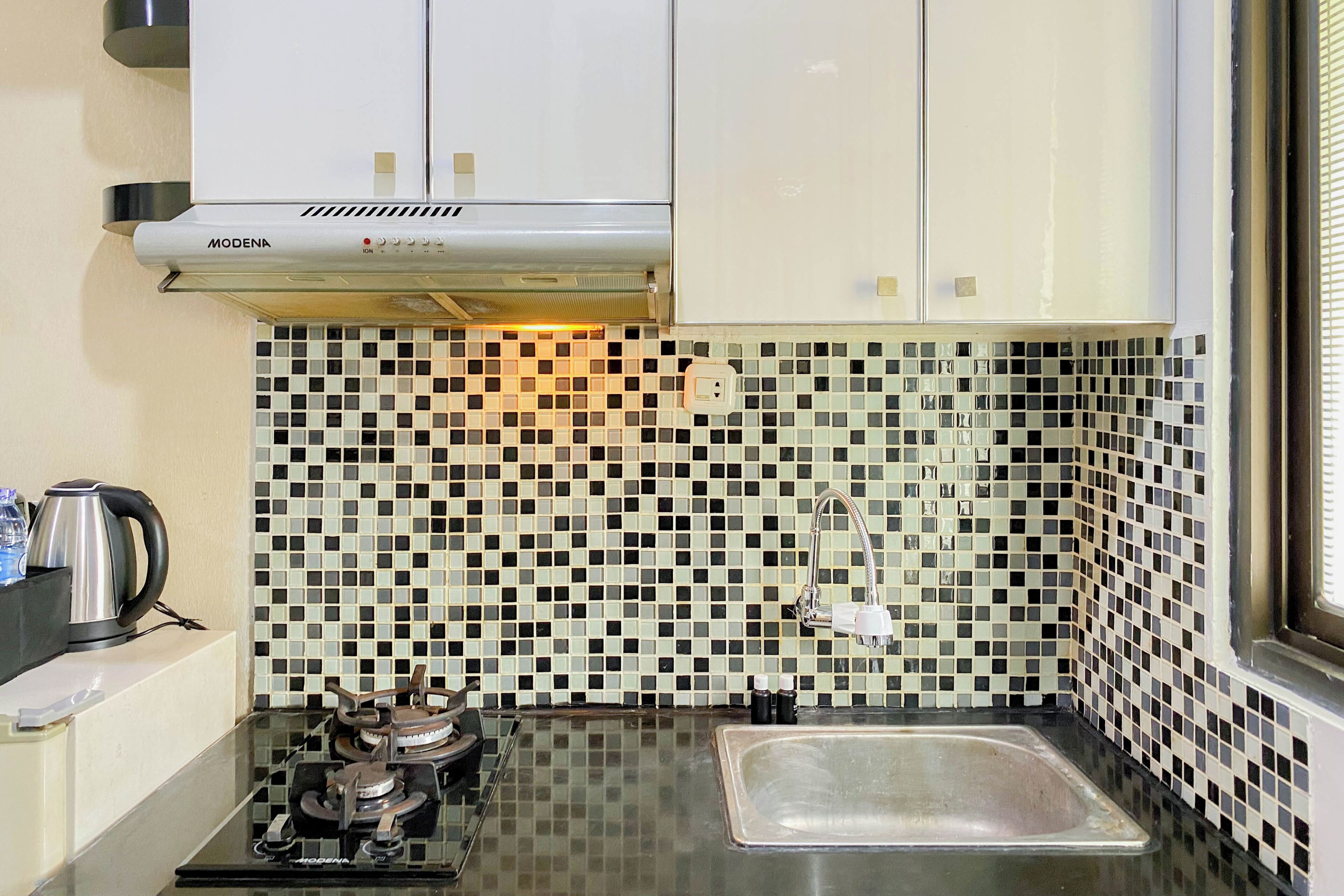 Estudio | Cocina privada | Frigorífico grande, placa de cocina y hervidor eléctrico