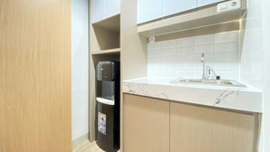 Studio | Eget kjøkken | Kjøleskap, kokeplater og vannkoker