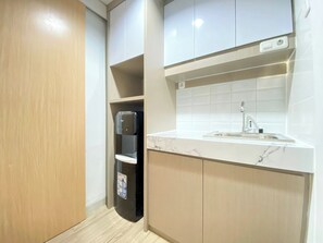 Studio | Private kitchen | Full-size fridge, stovetop, electric kettle - Good Choice And Homey Studio At The Alton Apartment (Semarang)