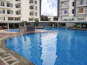 Outdoor pool - Well Furnished And Cozy Studio Casa De Parco Apartment (Pagedangan)