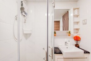 Shower, towels