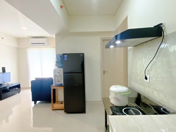 Appartement | Cuisine privée | Réfrigérateur grande capacité avec congélateur, surface de cuisson